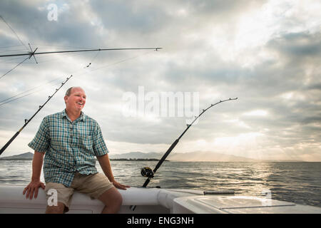 Bateau de pêche man in ocean Banque D'Images