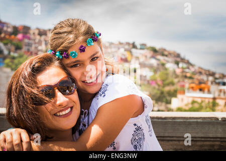 Close up of mother and daughter hugging on rooftop Banque D'Images