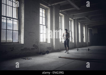 Black woman standing in the gym Banque D'Images