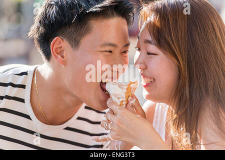 Partage en couple coréen cornet de crème glacée en plein air Banque D'Images