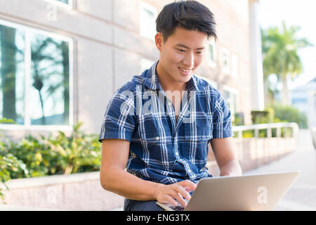 Korean man à l'extérieur du bâtiment Banque D'Images