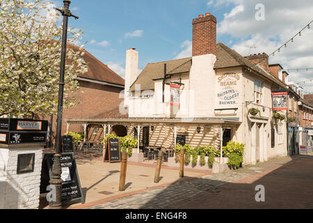 Coeur de la vieille ville historique de Sevenoaks montrant Garçon noir un pub traditionnel local brew brasseur plus ancienne Britians Shepherd Neame Banque D'Images