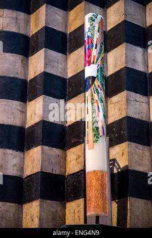 Bougie de l'une des contrades de Sienne en la cathédrale de la ville, de l'Italie Banque D'Images