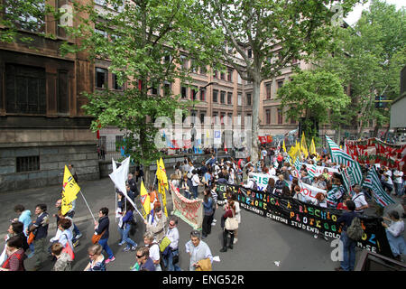 Milan, Italie. 5 mai, 2015. Des milliers de personnes, participer à une manifestation de rue contre les réformes de l'école nationale et en particulier contre "la bonne école" dans l'espoir de protéger l'éducation du public sur Mai 05, 2015. Credit : Andrea Spinelli/Alamy Live News Banque D'Images