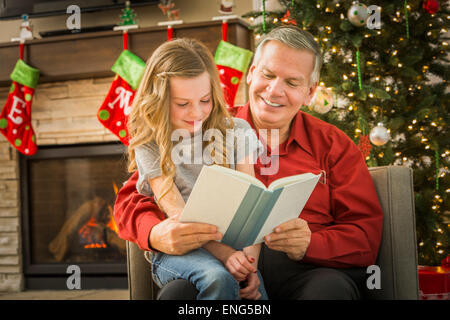 Happy multi-lecture pour petite-fille à Noël Banque D'Images