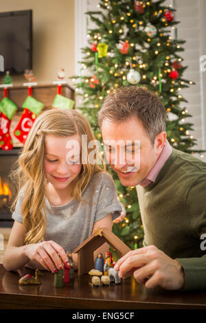 Portrait père et fille d'organiser à Noël nativité Banque D'Images