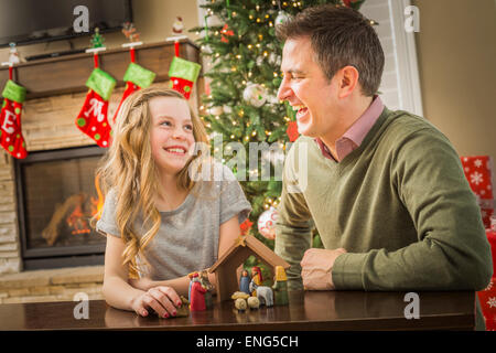 Portrait père et fille d'organiser à Noël nativité Banque D'Images