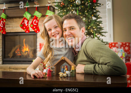 Portrait père et fille d'organiser à Noël nativité Banque D'Images