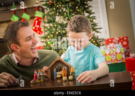 Portrait père et fils d'organiser à Noël nativité Banque D'Images