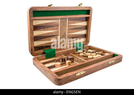 Le backgammon est photographié sur le fond blanc Banque D'Images