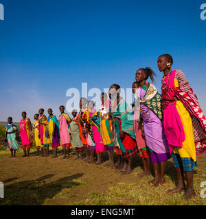 Dans Tribeswomen masaï Masaï, vêtements traditionnels, comté de Nakuru Nakuru, Kenya Banque D'Images