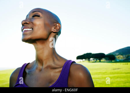 African American Woman smiling in park Banque D'Images