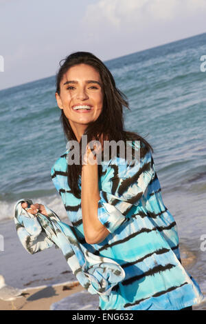 Hispanic woman laughing on beach Banque D'Images