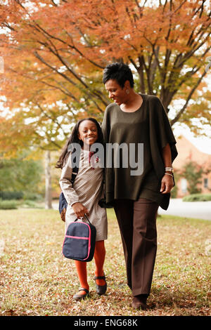 African American mother walking with daughter in park Banque D'Images