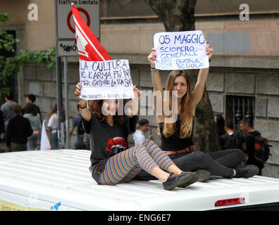 Milan, Italie. 5 mai, 2015. Des milliers de personnes, participer à une manifestation de rue contre les réformes de l'école nationale et en particulier contre "la bonne école" dans l'espoir de protéger l'éducation du public sur Mai 05, 2015. Credit : Andrea Spinelli/Alamy Live News Banque D'Images