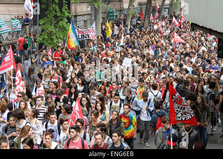 Milan, Italie. 5 mai, 2015. Des milliers de personnes, participer à une manifestation de rue contre les réformes de l'école nationale et en particulier contre "la bonne école" dans l'espoir de protéger l'éducation du public sur Mai 05, 2015. Credit : Andrea Spinelli/Alamy Live News Banque D'Images