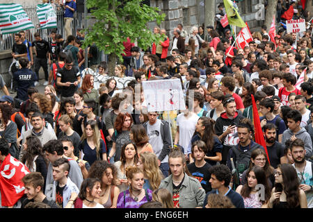 Milan, Italie. 5 mai, 2015. Des milliers de personnes, participer à une manifestation de rue contre les réformes de l'école nationale et en particulier contre "la bonne école" dans l'espoir de protéger l'éducation du public sur Mai 05, 2015. Credit : Andrea Spinelli/Alamy Live News Banque D'Images