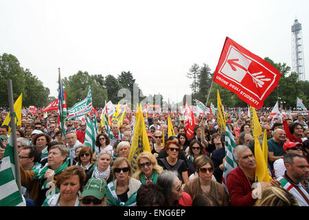 Milan, Italie. 5 mai, 2015. Des milliers de personnes, participer à une manifestation de rue contre les réformes de l'école nationale et en particulier contre "la bonne école" dans l'espoir de protéger l'éducation du public sur Mai 05, 2015. Credit : Andrea Spinelli/Alamy Live News Banque D'Images