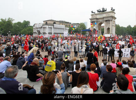 Milan, Italie. 5 mai, 2015. Des milliers de personnes, participer à une manifestation de rue contre les réformes de l'école nationale et en particulier contre "la bonne école" dans l'espoir de protéger l'éducation du public sur Mai 05, 2015. Credit : Andrea Spinelli/Alamy Live News Banque D'Images