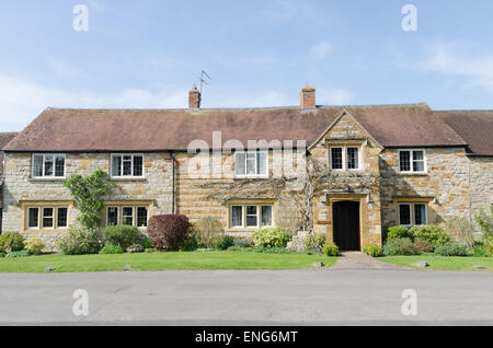 Rangée de cottages traditionnels en pierre dans le village de Warwickshire Tredington près de Shipston-on-Stour Banque D'Images