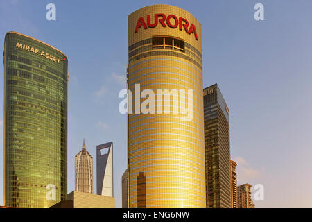 Gratte-ciel à Lujiazui, le quartier des affaires de Pudong, Shanghai, Chine, vu de l'autre côté de la rivière Huangpu. Banque D'Images