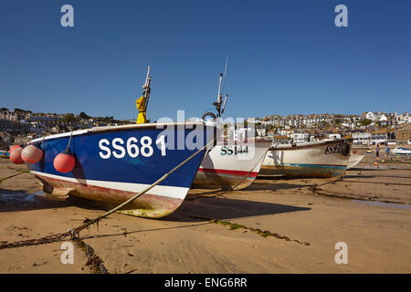 Bateau de pêche dans le port, vu à marée basse, à St Ives, Cornwall, en Grande-Bretagne. Banque D'Images