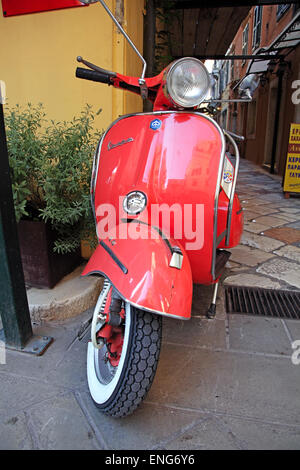 26 juin, 2014 - Vespa Scooter à la rue de Corcyre (Corfou) Ville, l'île de Corfou, Grèce Banque D'Images