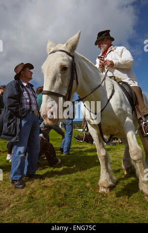 Un homme jouant de l'Oncle Tom Cobley caractère, à Widecombe Fair, Widecombe, Dartmoor National Park, Devon, Grande Bretagne. Banque D'Images
