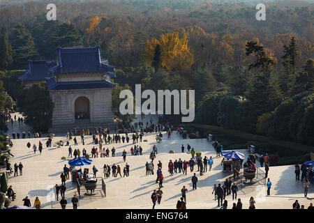 Vue depuis le tombeau de Sun Yat-sen de la foule s'approchant de la tombe, au mausolée Sun Yat-sen, Nanjing, Jiangsu Province, China. Banque D'Images