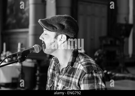 Auteur-compositeur américain Matt Simons pendant les concerts dans le ParadijsKerk, Rotterdam, Pays-Bas. Banque D'Images