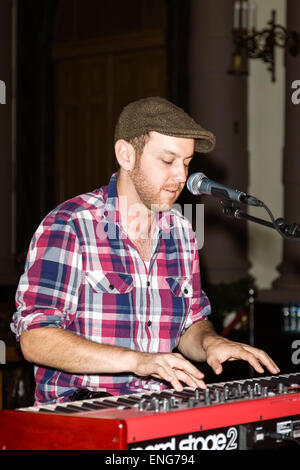 Auteur-compositeur américain Matt Simons pendant les concerts dans le ParadijsKerk, Rotterdam, Pays-Bas. Banque D'Images