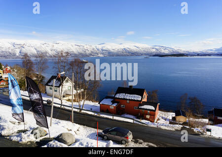 Voir au fjord de Magic Mountain Lodge sur la côte en hiver, Lyngseidet, Péninsule de Lyngen, comté de Troms, Norvège. Banque D'Images