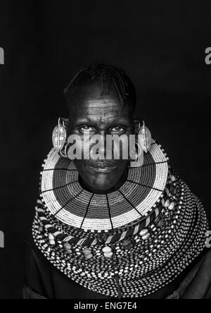 Femme de la tribu Turkana avec d'énormes colliers et boucles d'oreilles, le lac Turkana, Kenya, Loiyangalani Banque D'Images