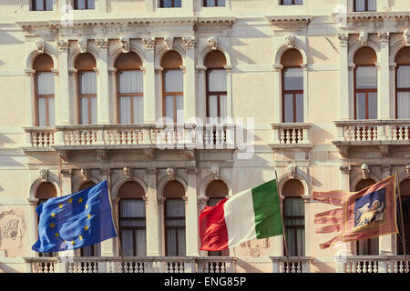 L'Union européenne drapeaux italiennes et vénitiennes sur le Palais Ferro Fini Venise Vénétie Italie Europe Banque D'Images
