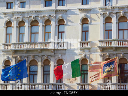 L'Union européenne drapeaux italiennes et vénitiennes sur Palazzo Ferro Fini Venise Vénétie Italie Europe Banque D'Images