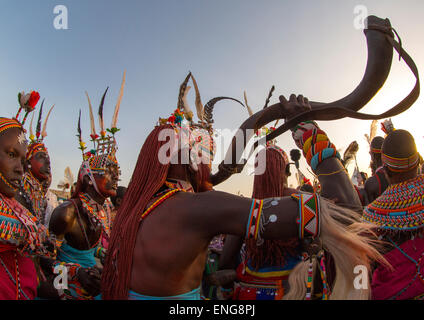 Tribu Rendille Man Blowing dans une corne, Le Lac Turkana, Kenya, Loiyangalani Banque D'Images