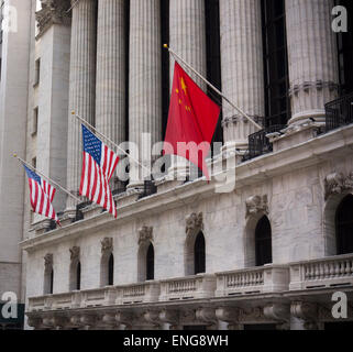 La Bourse de New York affiche la République populaire de Chine aux côtés du drapeau Le drapeau des États-Unis, le vendredi 1er mai 2015. (© Richard B. Levine) Banque D'Images