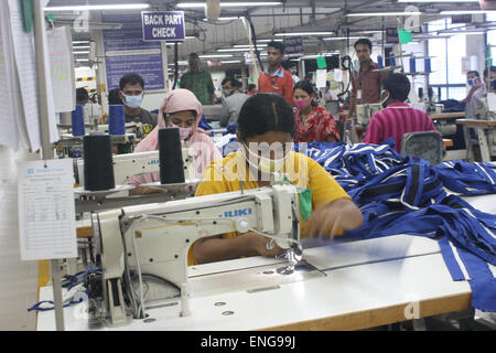 Les travailleurs à l'intérieur d'un RMG (vêtements) Readymade factory à Savar . L'habillement contribue le plus au produit intérieur brut du Bangladesh. Banque D'Images