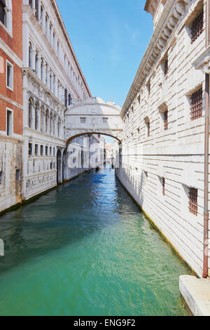 Vue le long du Rio di Palazzo avec le Pont des Soupirs Venise Vénétie Italie Europe Banque D'Images