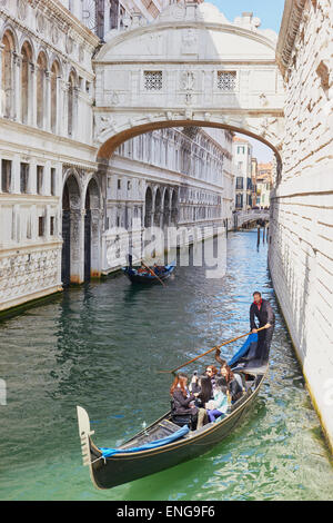 Gondoles sur le rio di Palazzo passant sous le Pont des Soupirs Venise Vénétie Italie Europe Banque D'Images