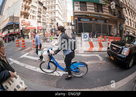 Un CitiBike rider, sans casque, partage l'espace avec d'autres véhicules dans le Lower Manhattan à New York, le vendredi 1er mai 2015. (© Richard B. Levine) Banque D'Images