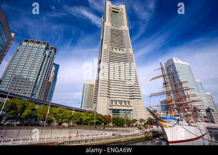 Landmark Tower et Nippon Maru bateau musée dans Nippon Maru Memorial Park. Banque D'Images