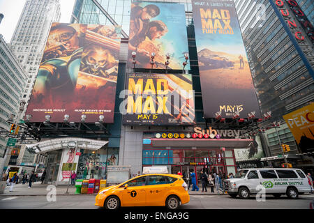 Un panneau d'affichage à Times Square le Vendredi, Mai 1, 2015 La promotion de l'être libéré bientôt film 'Mad Max : Fury Road". Le film post-apocalyptique est la quatrième en 30 ans de la franchise Mad Max qui a la vedette Mel Gibson. La prochaine version stars Charlize Theron et Tom Hardy et sera en salles le 15 mai. (© Richard B. Levine) Banque D'Images