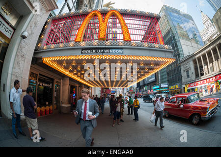 Un restaurant McDonald's à Times Square à New York le lundi 4 mai 2015. La McDonald's Corp. a annoncé sa stratégie de redressement qui comprend aujourd'hui 3500 magasins de franchise de l'entreprise et la restructuration de l'entreprise en quatre unités basées sur les ressemblances plutôt que d'emplacements géographiques. (© Richard B. Levine) Banque D'Images