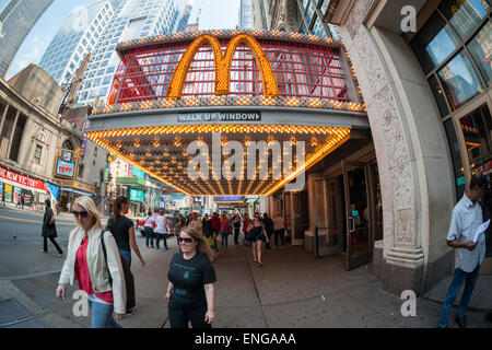 Un restaurant McDonald's à Times Square à New York le lundi 4 mai 2015. La McDonald's Corp. a annoncé sa stratégie de redressement qui comprend aujourd'hui 3500 magasins de franchise de l'entreprise et la restructuration de l'entreprise en quatre unités basées sur les ressemblances plutôt que d'emplacements géographiques. (© Richard B. Levine) Banque D'Images