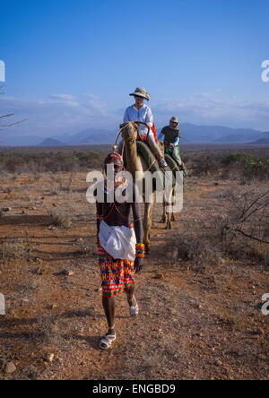 Dans un guerrier Rendille Trck touristes avec Chameaux, comté de Samburu, Samburu National Reserve, Kenya Banque D'Images