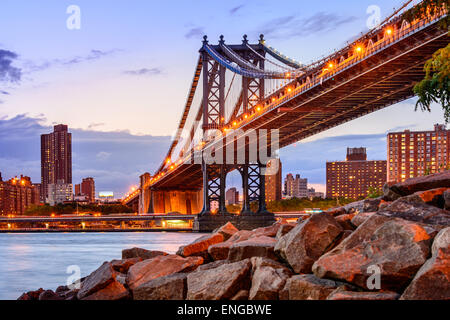 La ville de New York, USA à la Manhattan Pont enjambant l'East River. Banque D'Images