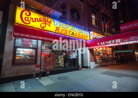 Le célèbre Carnegie Deli dans Midtown à New York, le mardi 28 avril, 2015.La célèbre eatery a cessé en raison d'un raccordement de ligne de gaz illégal découvert au cours d'une enquête en cône. À la suite de l'explosion de gaz sur la 2e Avenue, la ville a été l'inspection des entreprises pour le détournement illégal de gaz. (© Richard B. Levine) Banque D'Images