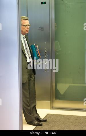 Berlin, Allemagne. Le 05 mai, 2015. Le ministre de l'Intérieur, Thomas de Maizière (CDU) laisse une faction commune réunion des Chrétiens démocrates (CDU) et son parti frère Union chrétienne-sociale (CSU) à Berlin, Allemagne, 05 mai 2015. Le jour précédent, la chancelière Merkel a appelé à la fin de l'espionnage entre les pays amis au milieu d'allégations que l'agence de renseignement allemands BND avait fait équipe avec l'agence de renseignement américaine NSA pour espionner les voisins de l'Allemagne et la Commission européenne. Photo : MAURIZIO GAMBARINI/dpa/Alamy Live News Banque D'Images