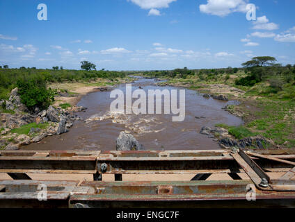 Pont traversant la rivière Mara Mara, Province de Liège, Maasai Mara, Kenya Banque D'Images